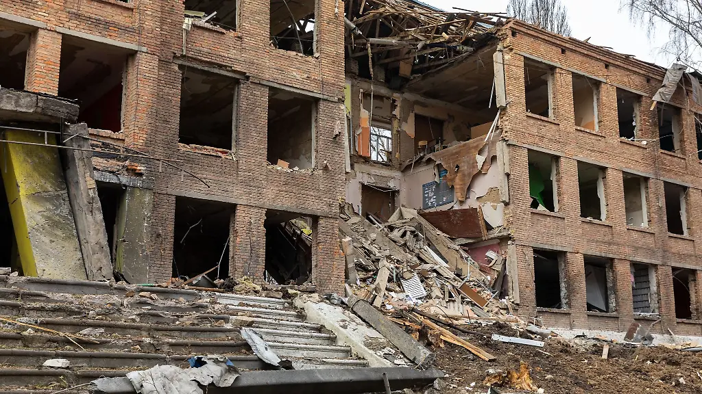 Das-zerstoerte-Gebaeude-einer-Sekundarschule-etwa-30-Kilometer-suedlich-von-Kiew-Laut-der-ukrainischen-Generalstaatsanwaltschaft-sind-waehrend-des-Krieges-mindestens-79-Kinder-getoetet-worden