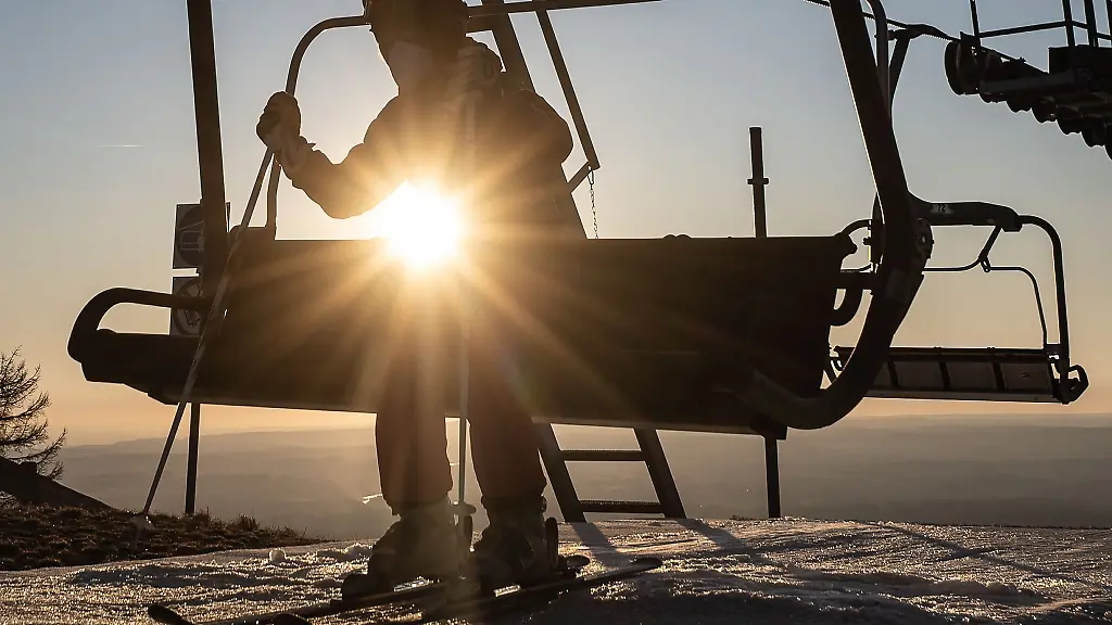 Ein-Wintersportler-sitzt-im-Hexenritt-Sessellift-auf-dem-Wurmberg
