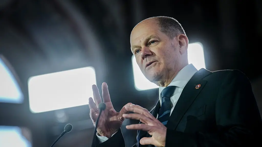Kanzler-Olaf-Scholz-gibt-im-Schloss-in-Versailles-eine-Pressekonferenz