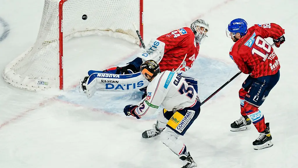 Berlins-Kevin-Clark-l-schiesst-an-Mannheims-Torwart-Dennis-Endras-vorbei-das-Tor-zum-0-4