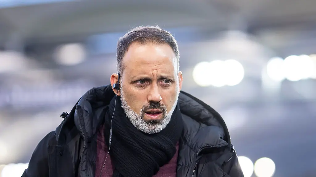 Stuttgarts-Trainer-Pellegrino-Matarazzo-steht-vor-einem-Spiel-im-Stadion