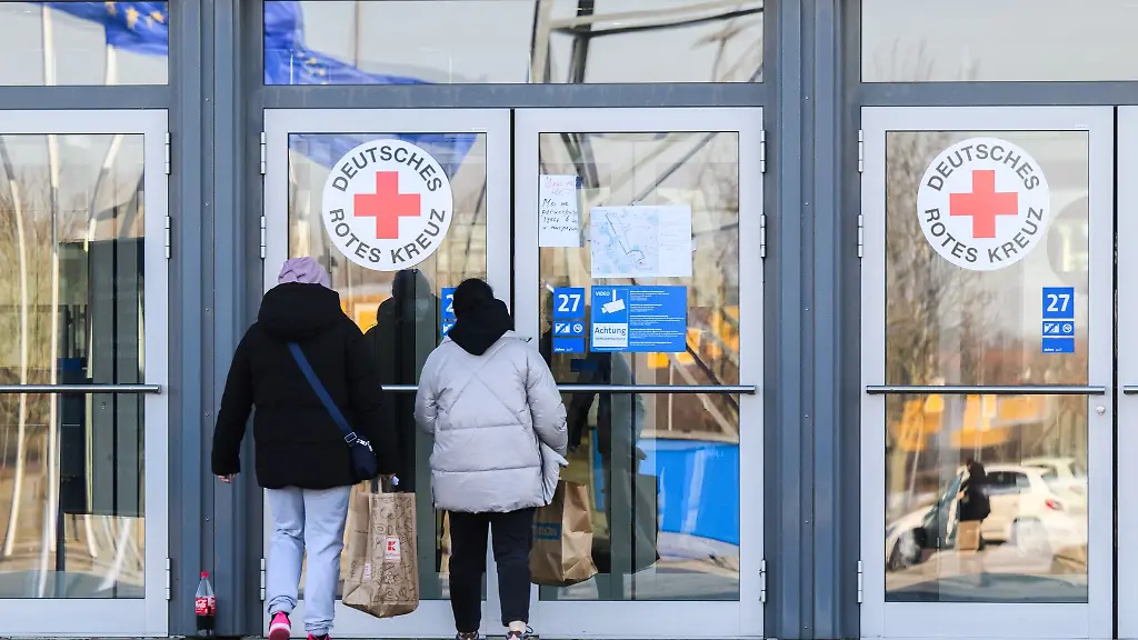 Zwei-Frauen-gehen-in-die-Messehalle-27-auf-der-Messe-Hannover