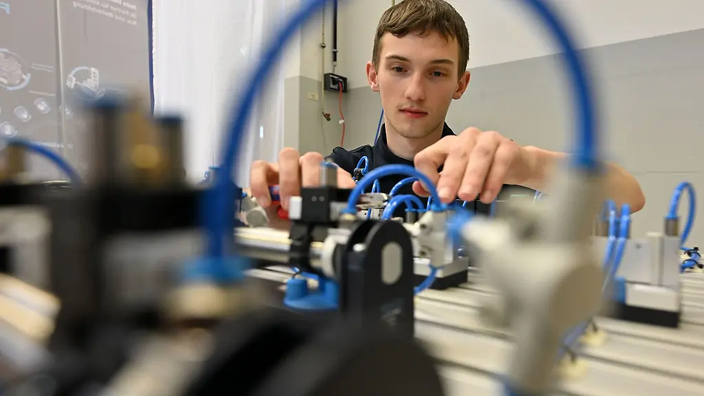 Leon-Seifert-von-der-Viega-GmbH-aus-Grossheringen-Thueringen-arbeitet-an-einer-pneumatschen-Steuerung