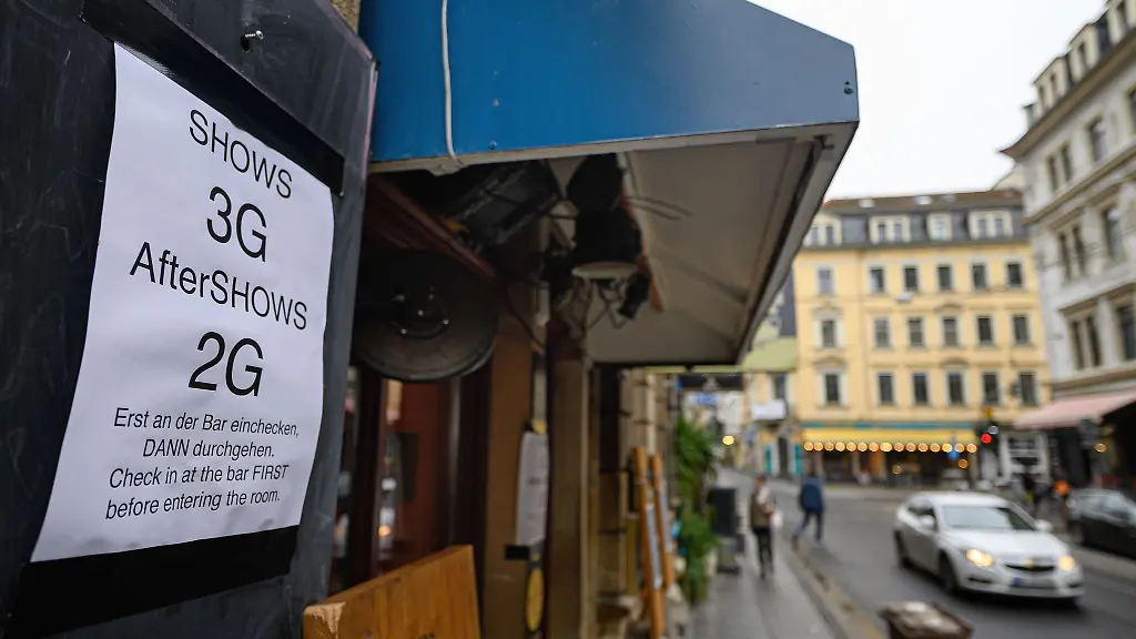 Ein-Zettel-mit-den-Hinweisen-fuer-die-sogenannten-3G-und-2G-Regeln-klebt-an-einer-Bar