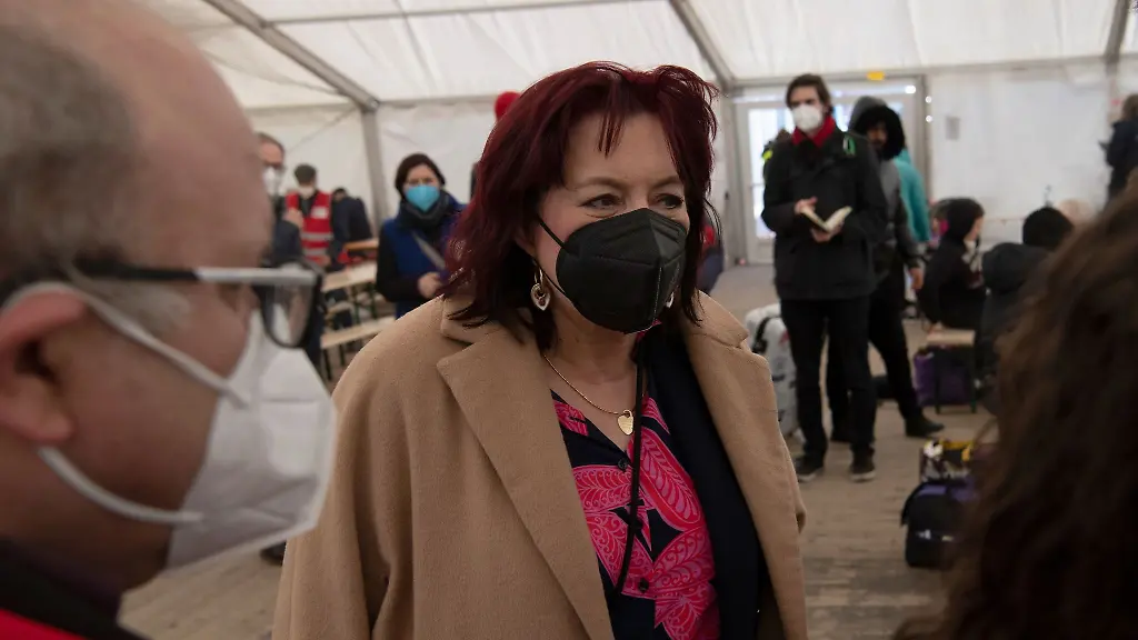 Astrid-Sabine-Busse-SPD-M-Berliner-Senatorin-fuer-Bildung-Jugend-und-Familie-spricht-in-einem-Zelt-am-Hauptbahnhof-mit-Helfern