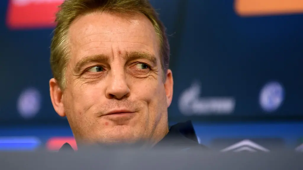 Schalkes-Co-Trainer-Mike-Bueskens-sitzt-bei-einer-Pressekonferenz