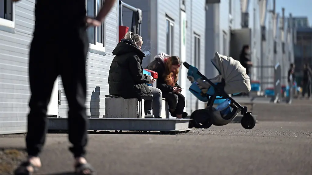 Zwei-Frauen-vor-einer-Aufnahmeeinrichtung