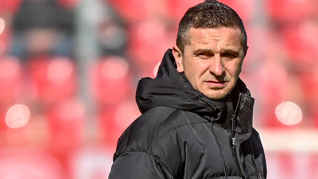 Trainer-Mersad-Selimbegovic-von-Regensburg-steht-im-Stadion