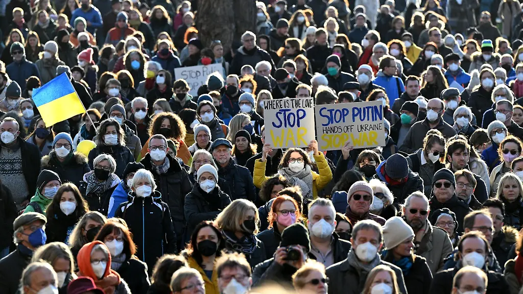Zahlreiche-Teilnehmer-demonstrieren-gegen-den-Krieg-in-der-Ukraine