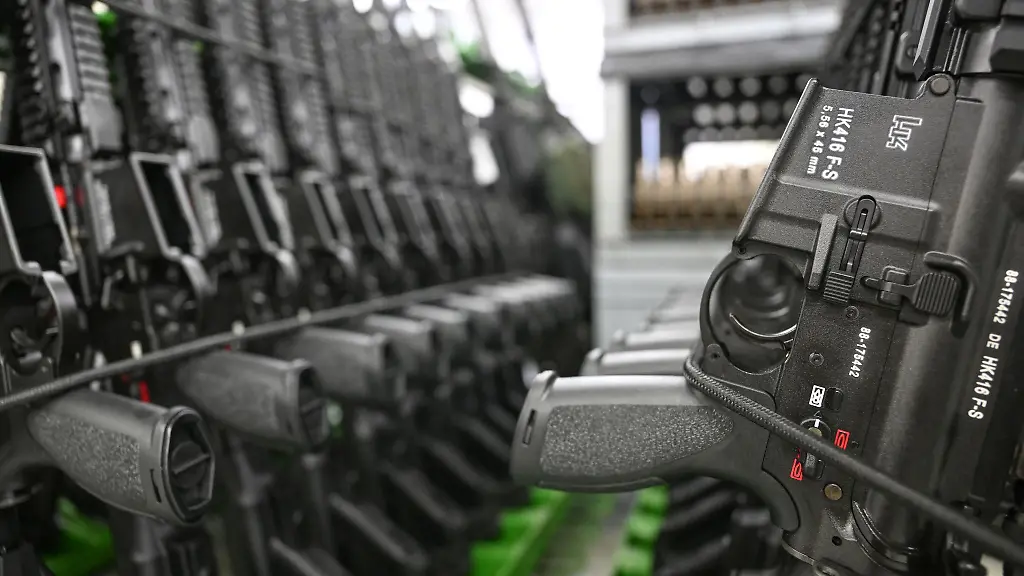 In-der-Produktionshalle-von-Heckler-Koch-in-Oberndorf-stehen-Sturmgewehre-vom-Typ-HK416-aufgereiht