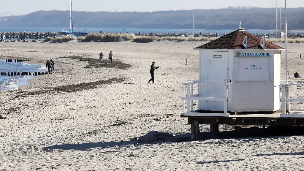 Am-sonnigen-Strand-sind-nur-wenige-Gaeste-unterwegs
