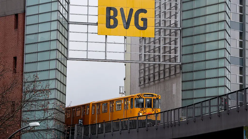 Das-Logo-der-BVG-ist-zu-sehen
