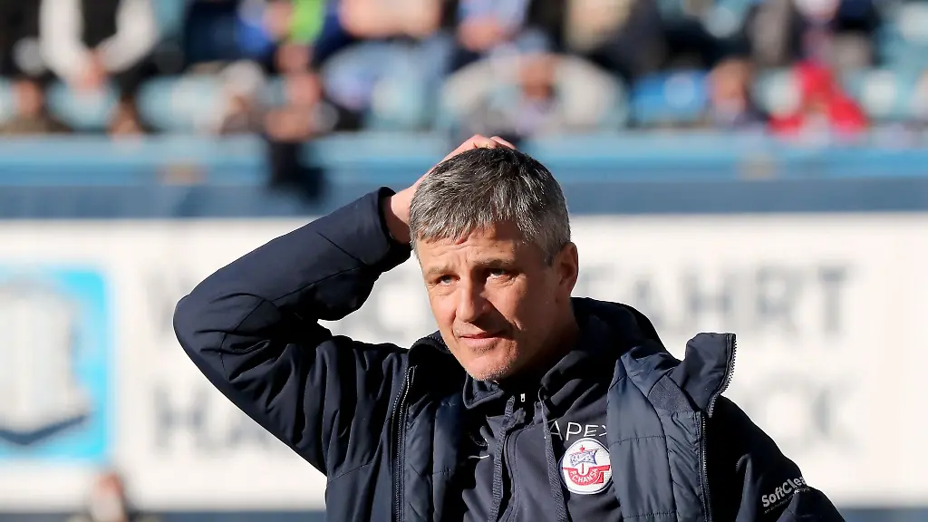 Jens-Haertel-gestikuliert-am-Spielfeldrand