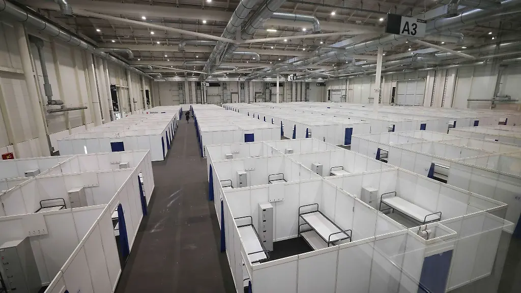 Notunterkuenfte-fuer-Gefluechtete-aus-der-Ukraine-stehen-in-den-Hamburger-Messehallen