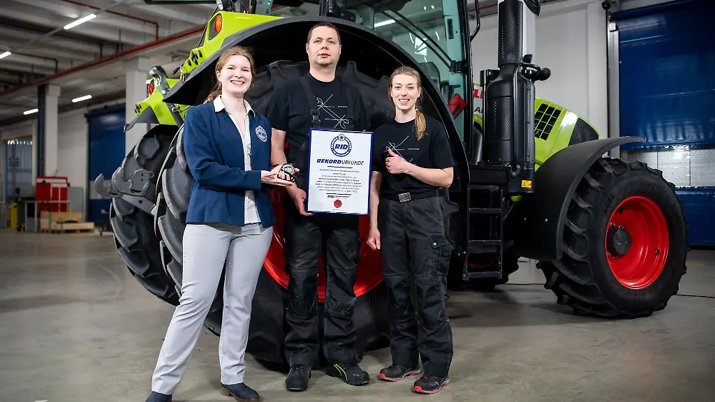 Laura-Kuchenbecker-l-RID-Rekordrichterin-ueberreicht-Menko-Lottmann-und-Mariam-Suhk-eine-Urkunde