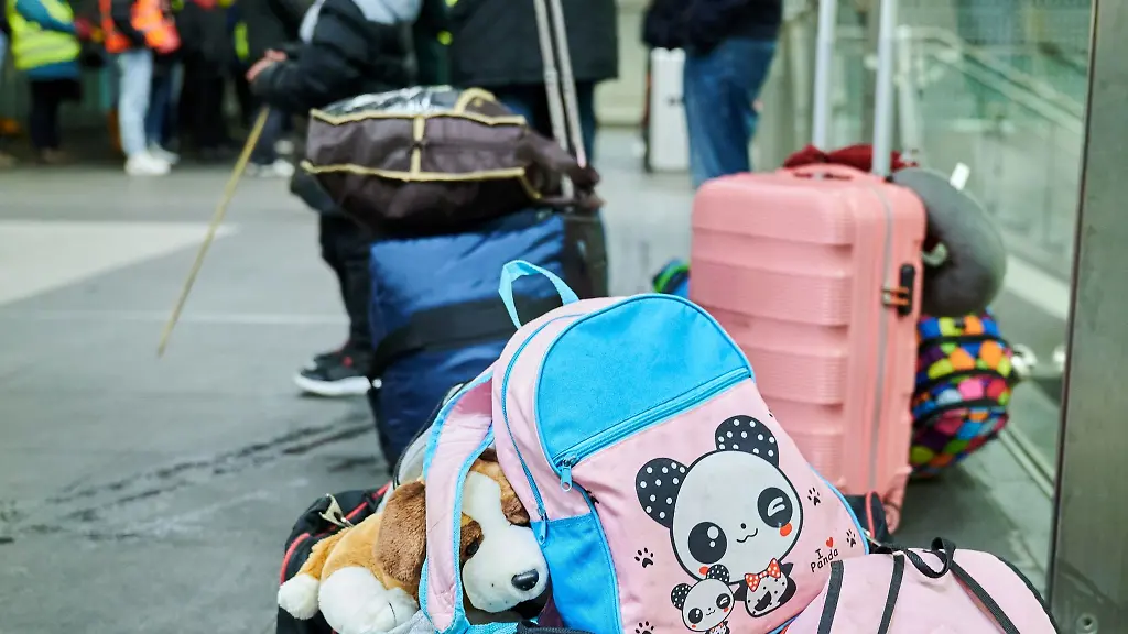 Ein-Kuscheltier-ist-Teil-des-Gepaecks-von-Fluechtlingen-im-Hauptbahnhof