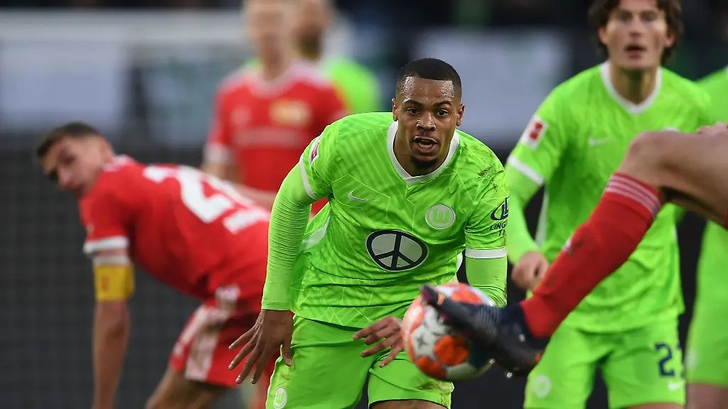 Wolfsburgs-Lukas-Nmecha-M-und-Wolfsburgs-Jonas-Wind-schauen-auf-den-Ball