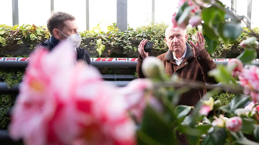Michael-Kretschmer-l-Ministerpraesident-und-Peter-Sonntag-Heimatverein-Koenigsbrueck-in-der-Kamelienausstellung