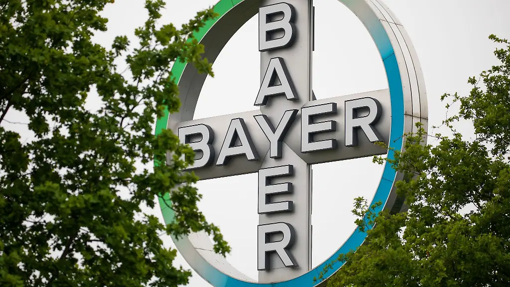 Das-Bayer-Logo-am-Flughafen-Koeln-Bonn