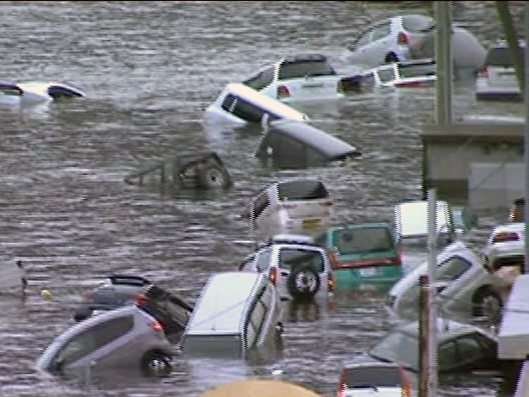 Die Flutwellen trafen mit gewaltiger Kraft auf Land.