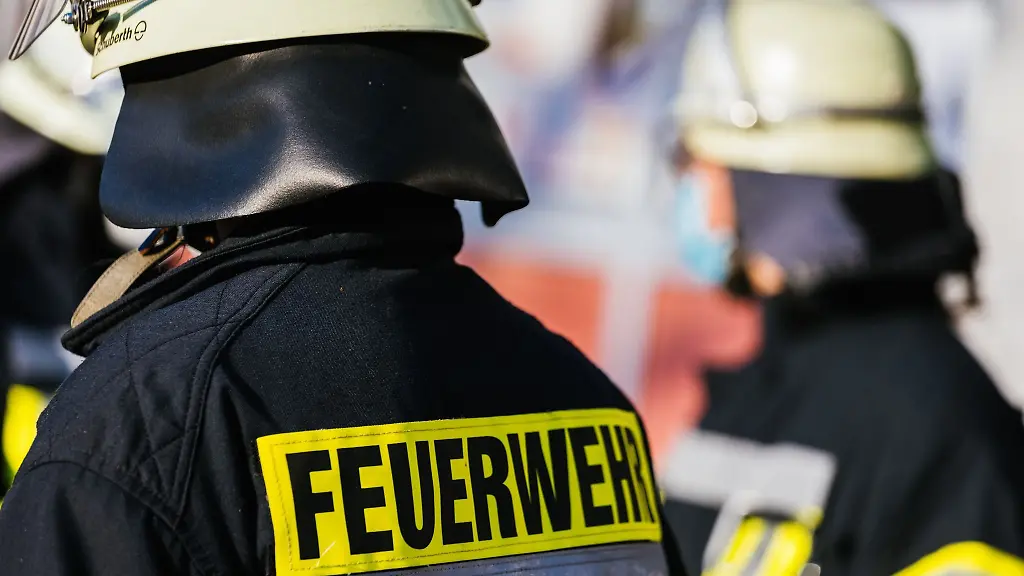 Einsatzkraefte-der-Feuerwehr-in-Schutzkleidung