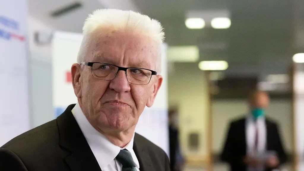 Winfried-Kretschmann-Buendnis-90-Die-Gruenen-Ministerpraesident-von-Baden-Wuerttemberg-schaut-zur-Seite