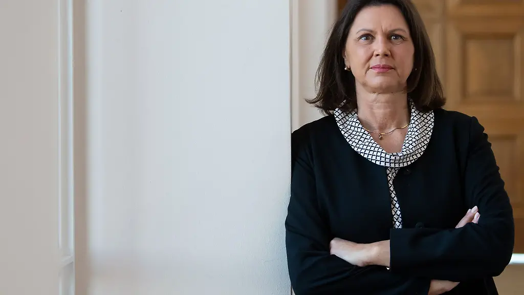 Ilse-Aigner-CSU-Praesidentin-des-bayerischen-Landtags-steht-bei-einem-Fototermin-im-Praesidentengang-des-Landtags