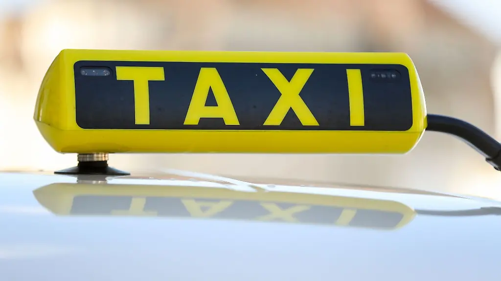 Ein-Taxischild-an-einem-Taxi
