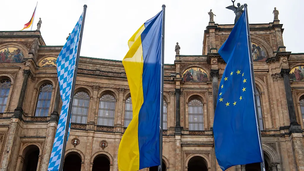 Vor-dem-bayerischen-Landtag-wehen-die-Bayerische-die-Ukrainische-und-eine-Europa-Flagge