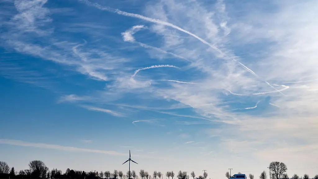 Kondensstreifen-von-Flugzeugen-sind-am-Himmel-zu-sehen
