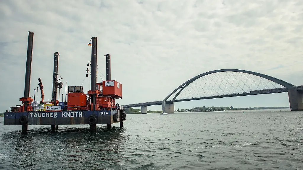 Eine-Bohrinsel-ist-im-Fehmarnsund-vor-der-Fehmarnsundbruecke-zu-sehen