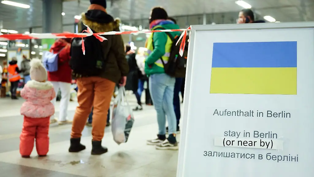 Aufenthalte-in-Berlin-steht-auf-einem-Aufsteller-im-Hauptbahnhof-waehrend-Fluechtlinge-ankommen
