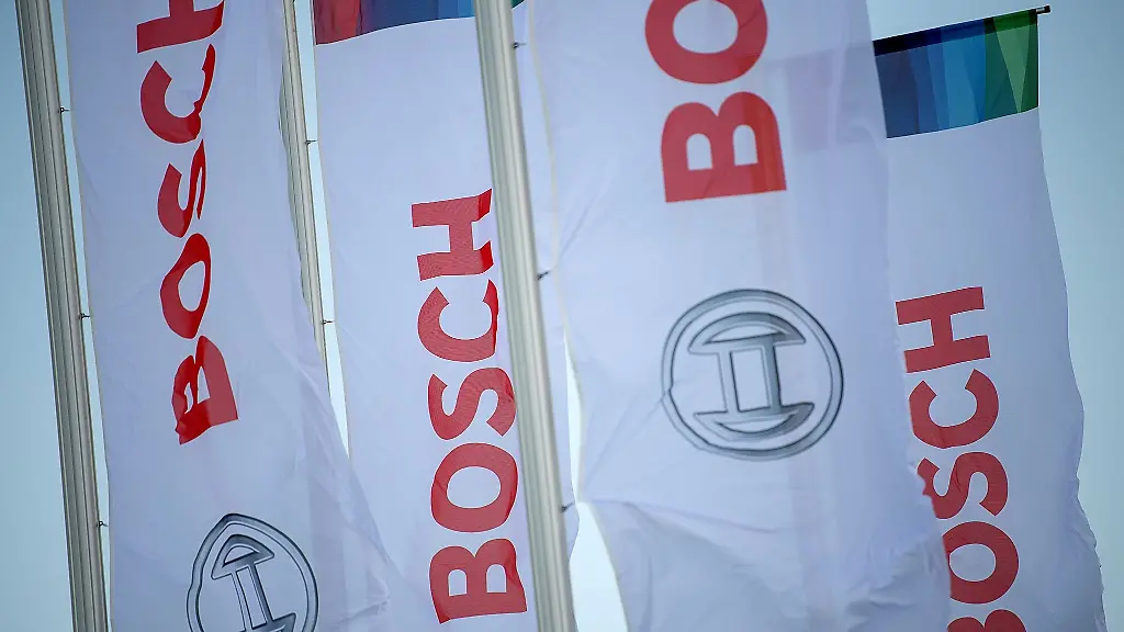 Fahnen-mit-dem-Bosch-Logo-wehen