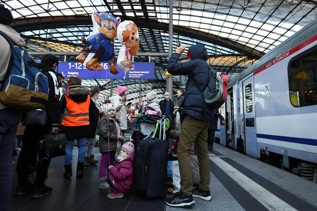 2022-03-09T171300Z-1997996753-RC24ZS9H436U-RTRMADP-3-UKRAINE-CRISIS-GERMANY