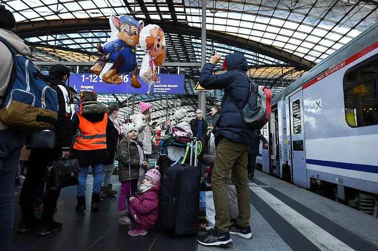 2022-03-09T171300Z-1997996753-RC24ZS9H436U-RTRMADP-3-UKRAINE-CRISIS-GERMANY