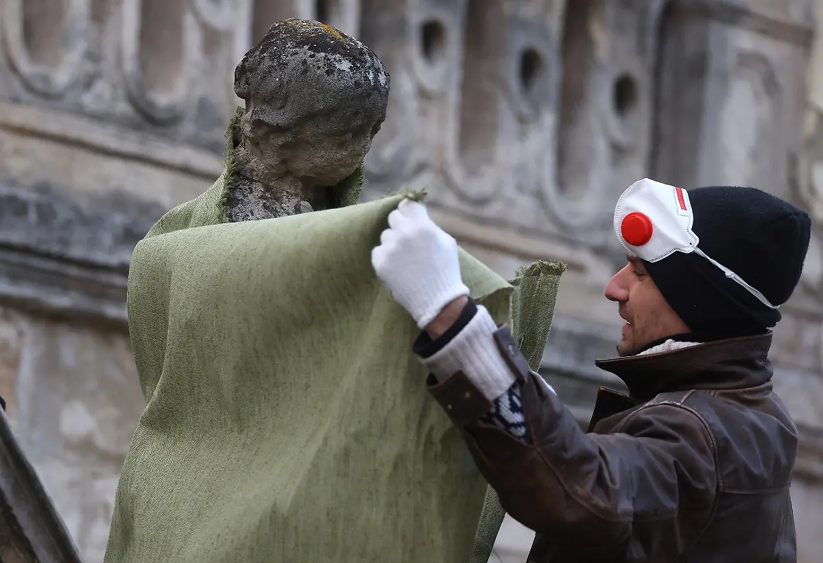 2022-03-09T171146Z-444831330-RC23ZS9RYGF3-RTRMADP-3-UKRAINE-CRISIS-LVIV-STATUES