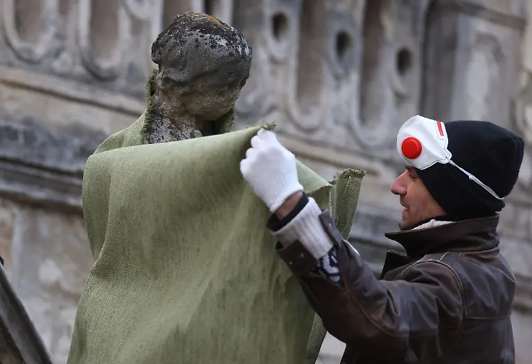 2022-03-09T171146Z-444831330-RC23ZS9RYGF3-RTRMADP-3-UKRAINE-CRISIS-LVIV-STATUES