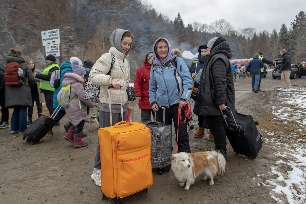 2022-03-09T155711Z-1864488026-RC2YYS9D84UQ-RTRMADP-3-UKRAINE-CRISIS-BORDER-POLAND