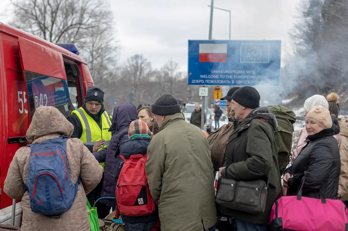 2022-03-09T155712Z-634750571-RC2YYS9WOO7H-RTRMADP-3-UKRAINE-CRISIS-BORDER-POLAND