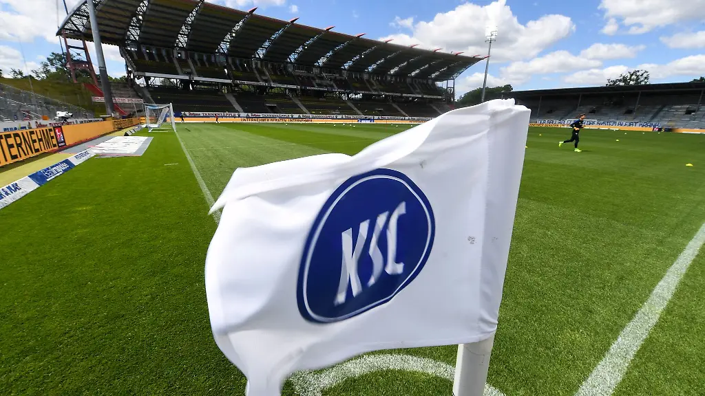 Eine-Eckfahne-traegt-das-Logo-des-KSC