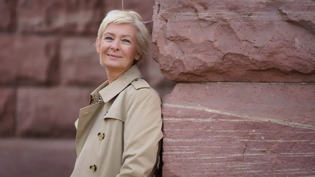 Die-Schriftstellerin-Doerte-Hansen-steht-am-Nachmittag-am-Staatstheater-in-Mainz