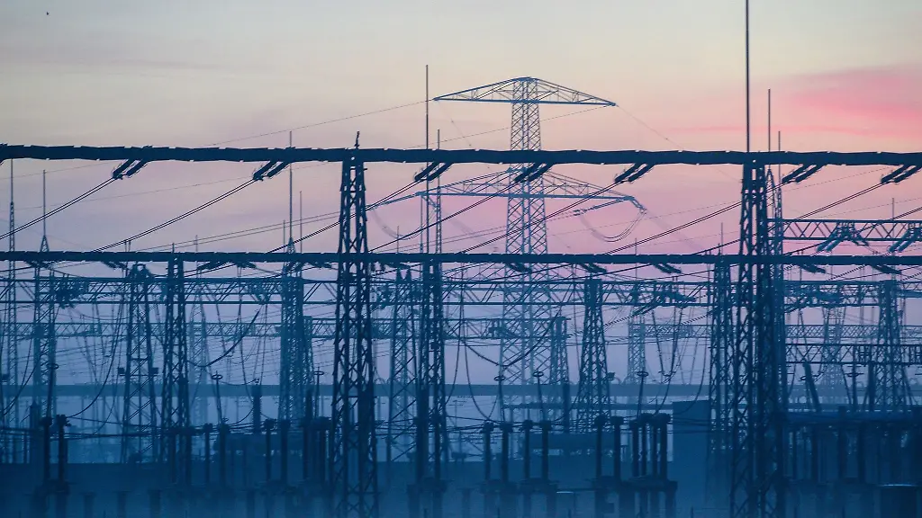 Die-Sonne-geht-hinter-einem-Umspannwerk-auf