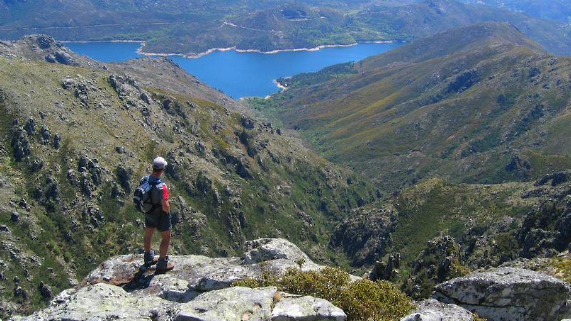 Wanderern bieten sich im Nationalpark Peneda Gerês in Nord-Portugal schöne Ausblicke - wie hier auf den Stausee Vilarinho das Furnas.