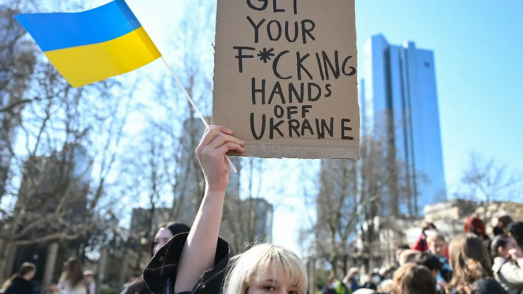 Eine-Schuelerin-haelt-ein-Plakat-mit-der-Aufschrift-Get-your-f-cking-hands-off-Ukraine