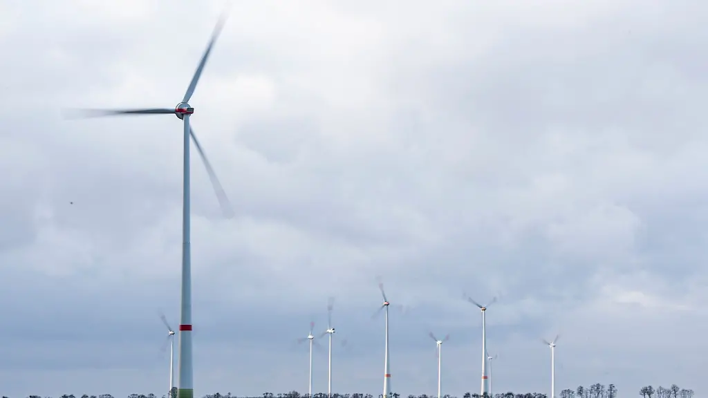 Windraeder-drehen-sich-im-Wind