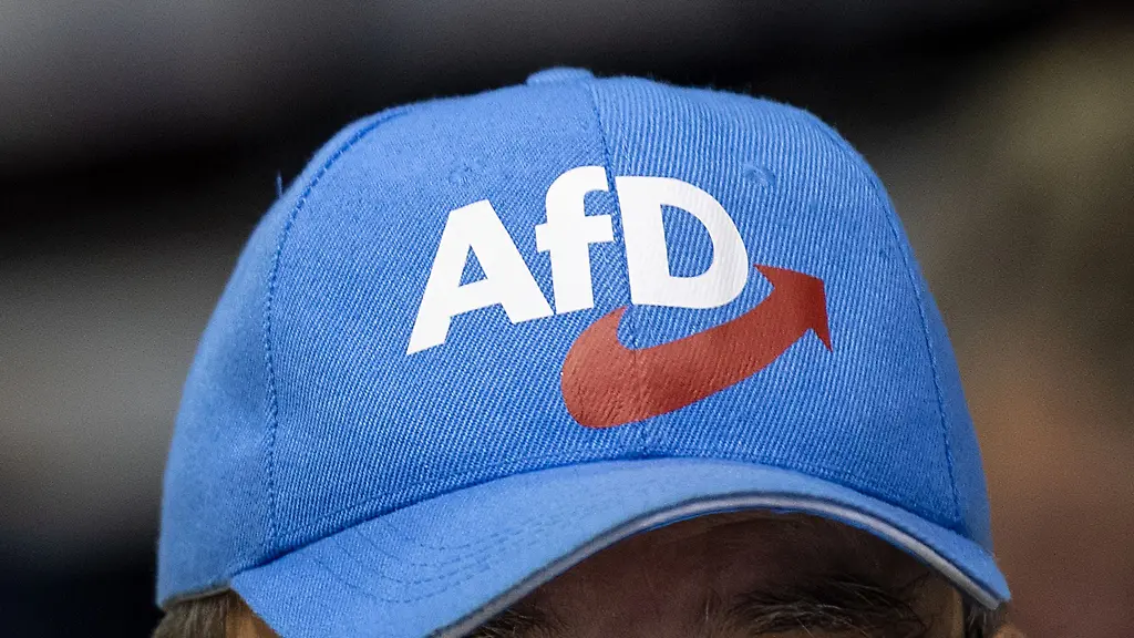 Ein-Mensch-traegt-eine-AfD-Kappe