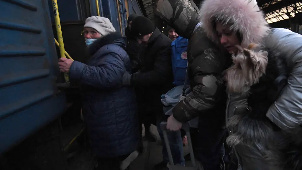 Ukrainische-Fluechtligne-steigen-in-Lwiw-in-einen-Zug