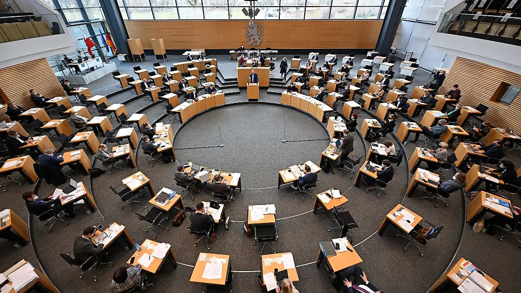 Ein-Plenum-beginnt-im-Plenarsaal-des-Thueringer-Landtags