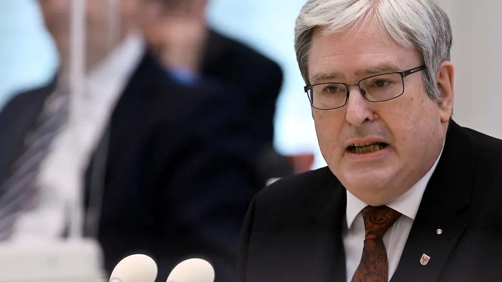 Joerg-Steinbach-spricht-im-Landtag