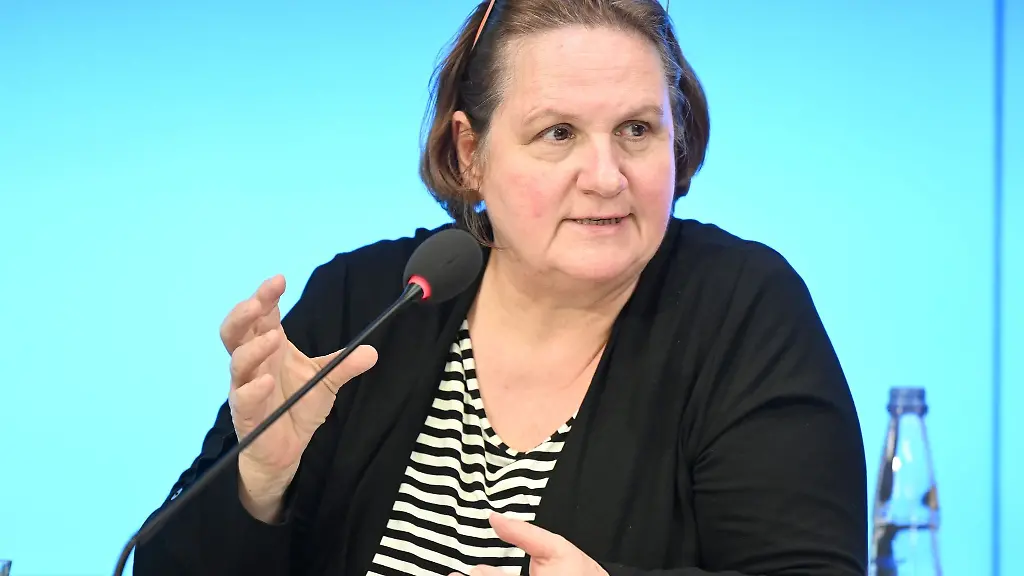 Theresa-Schopper-bei-einer-Pressekonferenz